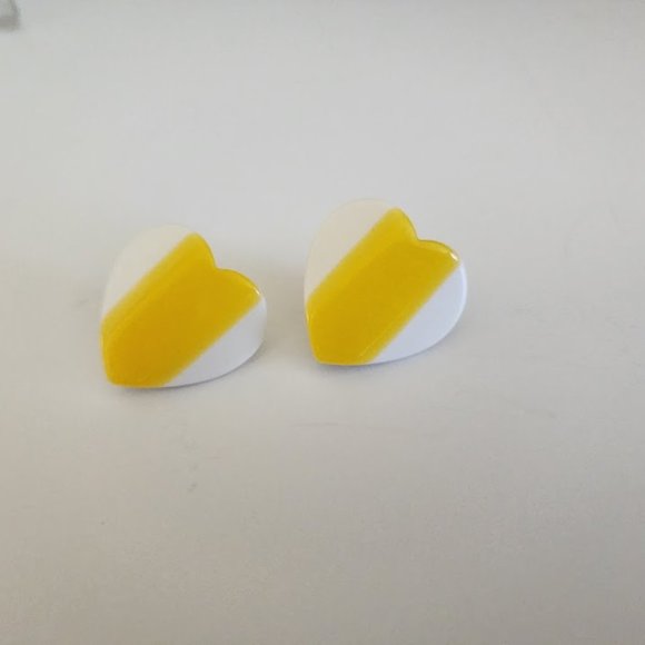 Retro Yellow & White Heart Earrings - Picture 2 of 4